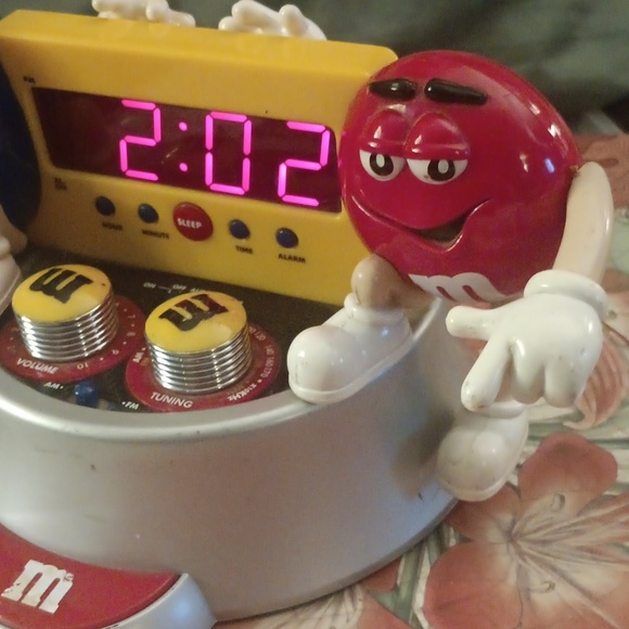 🤠Vintage Working M & M's Digital Alarm Clock Radio - Picture 2 of 8